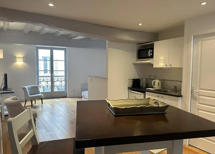 Апартаменти Batisse Paradis- 3 Calmes Et Elegants Au Centre Historique De