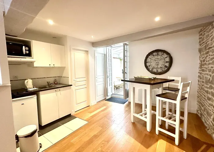 Batisse Paradis- 3 Calmes Et Elegants Au Centre Historique De Апартаменти